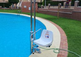 Elevador de piscina portátil , permite usar el elevador en cualquier punto de la piscina y guardarlo cuando no esté en uso .