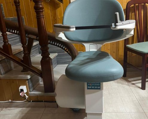 Instalación de silla salvaescaleras Flow en vivienda de Aledo realizada por Ballester Movilidad”