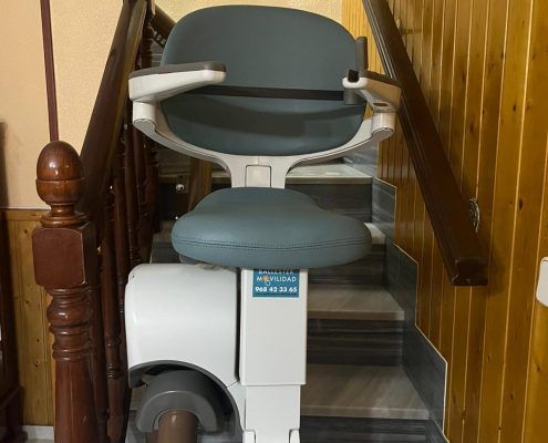 Instalación profesional de silla salvaescaleras Flow en vivienda de Aledo
