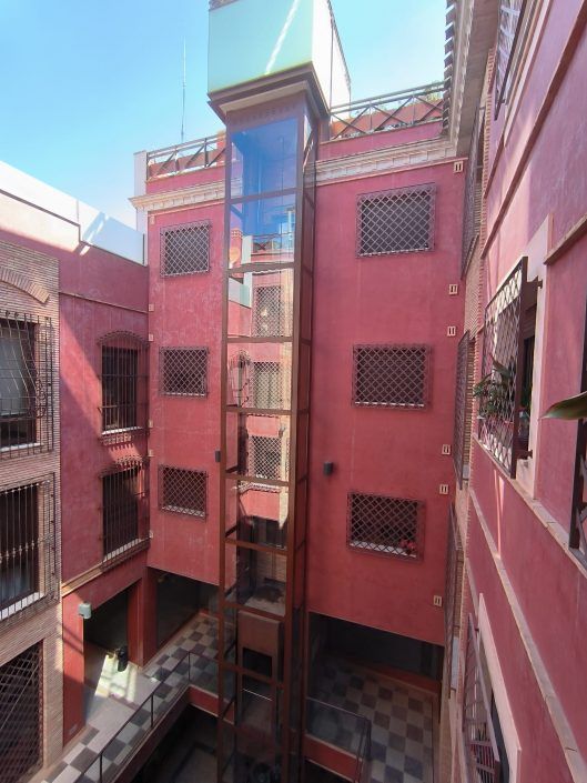 Estructura autoportante para ascensor en patio interior Edificio Los Carlos Totana.