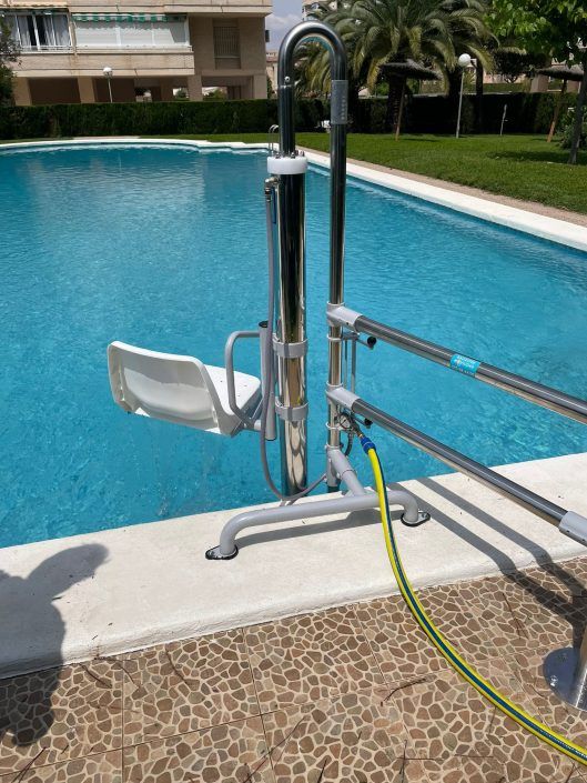 elevador-hidraulico-fijo-comunidad Elevador hidráulico fijo en acero inoxidable :La solución más robusta y duradera para comunidades de propietarios y piscinas particulares .