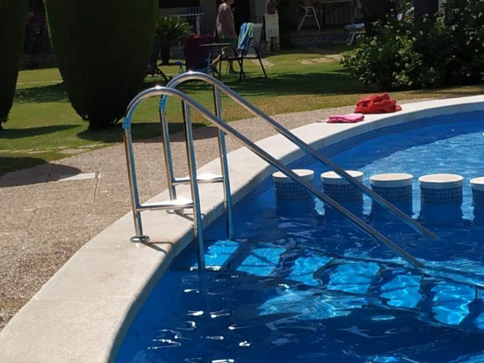 escalera-piscina-comunitaria-accesible Escalera de fácil acceso para piscina con peldaños antideslizantes y con pasamanos de seguridad para personas mayores y particulares."