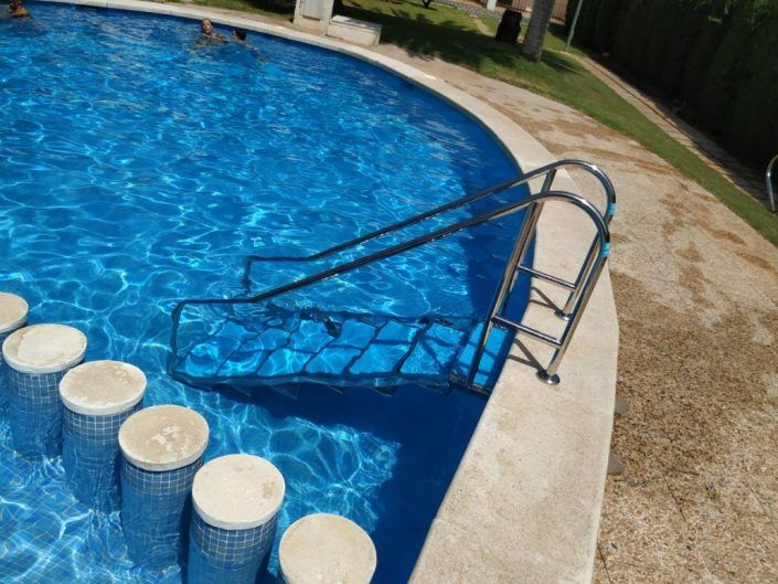 escalera-seguridad-personas-mayores nstalación de escalera adaptada en piscina de comunidad de propietarios para eliminar barreras arquitectónicas