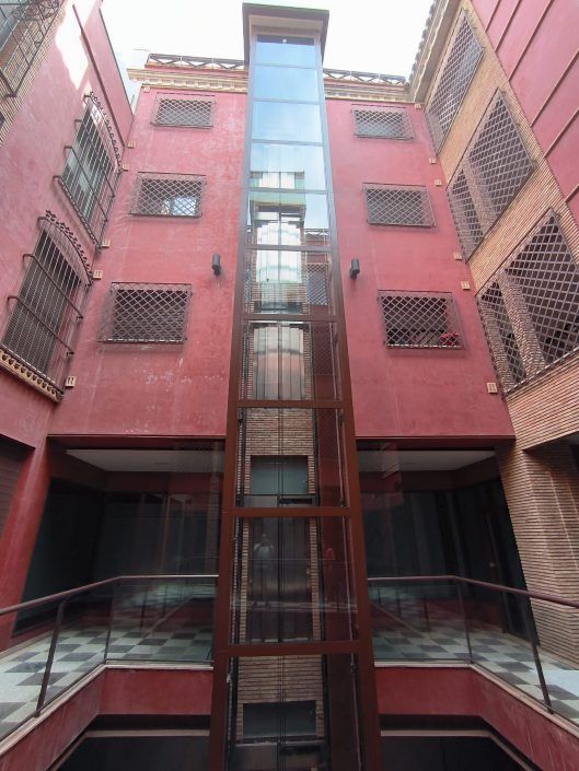 Instalación estructura autoportante para ascensor en patio interior de edificio