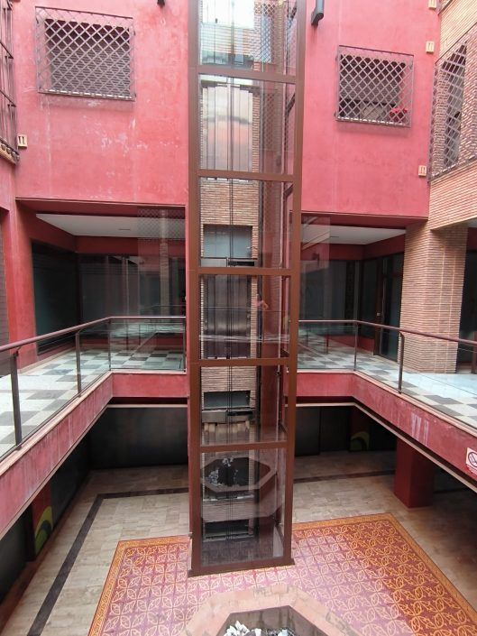 Estructura autoportante para ascensor en patio interior Edificio Los Carlos Totana.