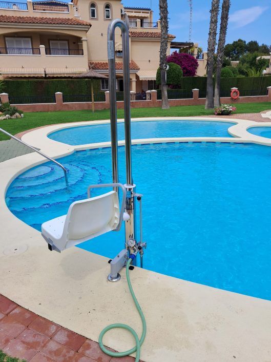 silla-movil-piscina-comunitaria Elevador de piscina móvil : Máxima autonomía para el usuario sin necesidad de instalación fija en el vaso de la piscina