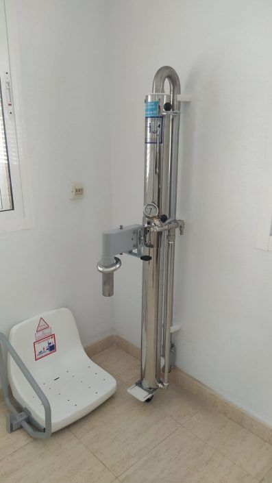 silla-movil-piscina-con-soporte-almacenamiento Estación de guardado: Incluye soporte específico para un almacenamiento ordenado, protegiendo el equipo y optimizando el espacio exterior."