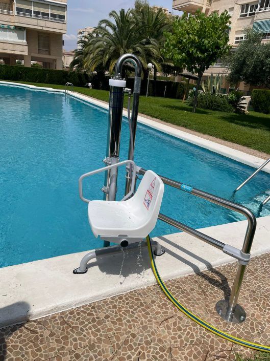 silla-piscina-fija-accesible Seguridad garantizada: Sistema de anclaje reforzado y mecanismos de alta precisión para un acceso al agua suave y sin esfuerzo