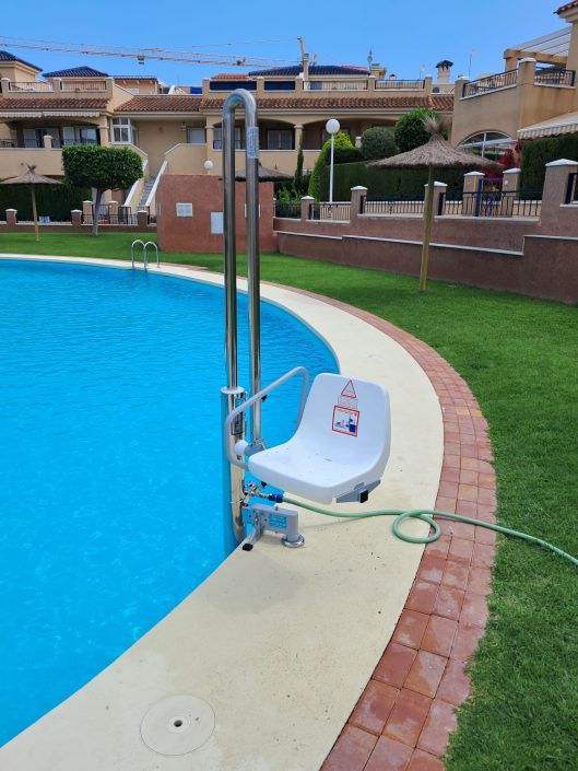 silla-piscina-movil-portatil Diseño ergonómico y versátil: Ideal para instalaciones con varios vasos o donde se busca despejar el área de baño rápidamente