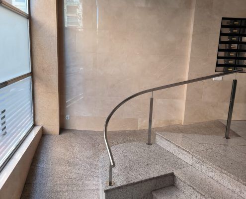 Antes de la reforma: rampa de acceso en el portal de un edificio en Calle Laredo, Murcia. Antes de la reforma: escaleras que bloquean la accesibilidad en un portal de un edificio de Murcia.