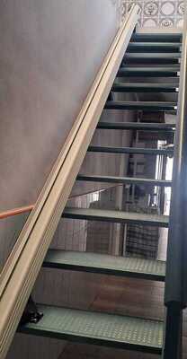 Carril de aluminio de silla salvaescaleras fijado directamente a los peldaños en una escalera recta en Murcia