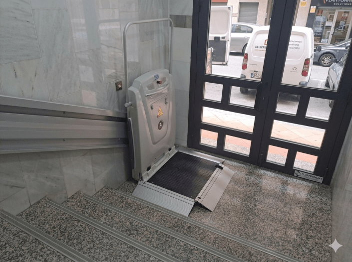 Primer plano de los controles y acabados de la plataforma salvaescaleras Supra para escaleras con curvas.