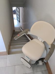 Guía de aluminio de silla salvaescaleras recta Homeglide vista desde arriba instalada por Ballester Movilidad.