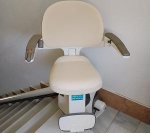Silla salvaescaleras recta modelo Homeglide instalada de frente en escalera de mármol por los técnicos de Ballester Movilidad en Murcia.