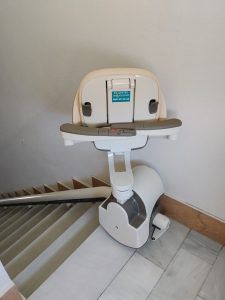 Silla salvaescaleras recta Homeglide plegada en una escalera para ahorrar espacio en una vivienda de Murcia.