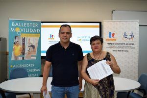 Antonio Ballester y Carmen Gil mostrando el documento del convenio de colaboración firmado en Murcia.