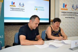 Momento de la firma del contrato de colaboración para la eliminación de barreras arquitectónicas por parte de Ballester Movilidad y FAMDIF Murcia.