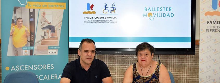 D. Antonio Ballester Martínez y Dña. Carmen Gil Montesinos en la firma del convenio de accesibilidad universal entre Ballester Movilidad y FAMDIF/COCEMFE-Murcia.