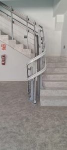 sistema de rail curvo a medida para plaaforma salvaescaleras en Bodegas Hydria .