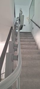 Recorrido de la guía de plataforma salvaescaleras curva vista desde la planta baja
